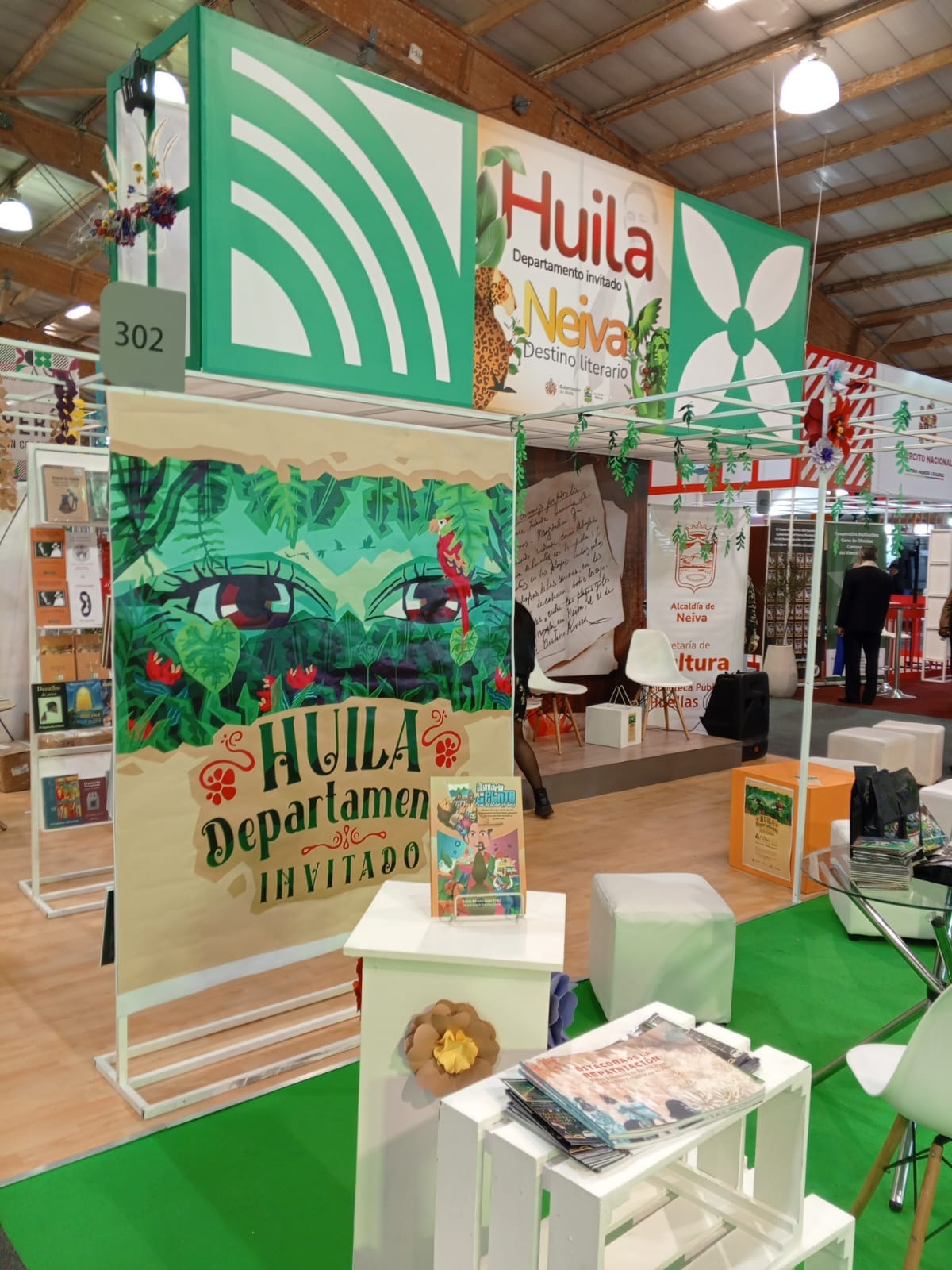 Libro del folclor del municipio de La Plata Huila, en la feria internacional del libro Bogotá 2024.